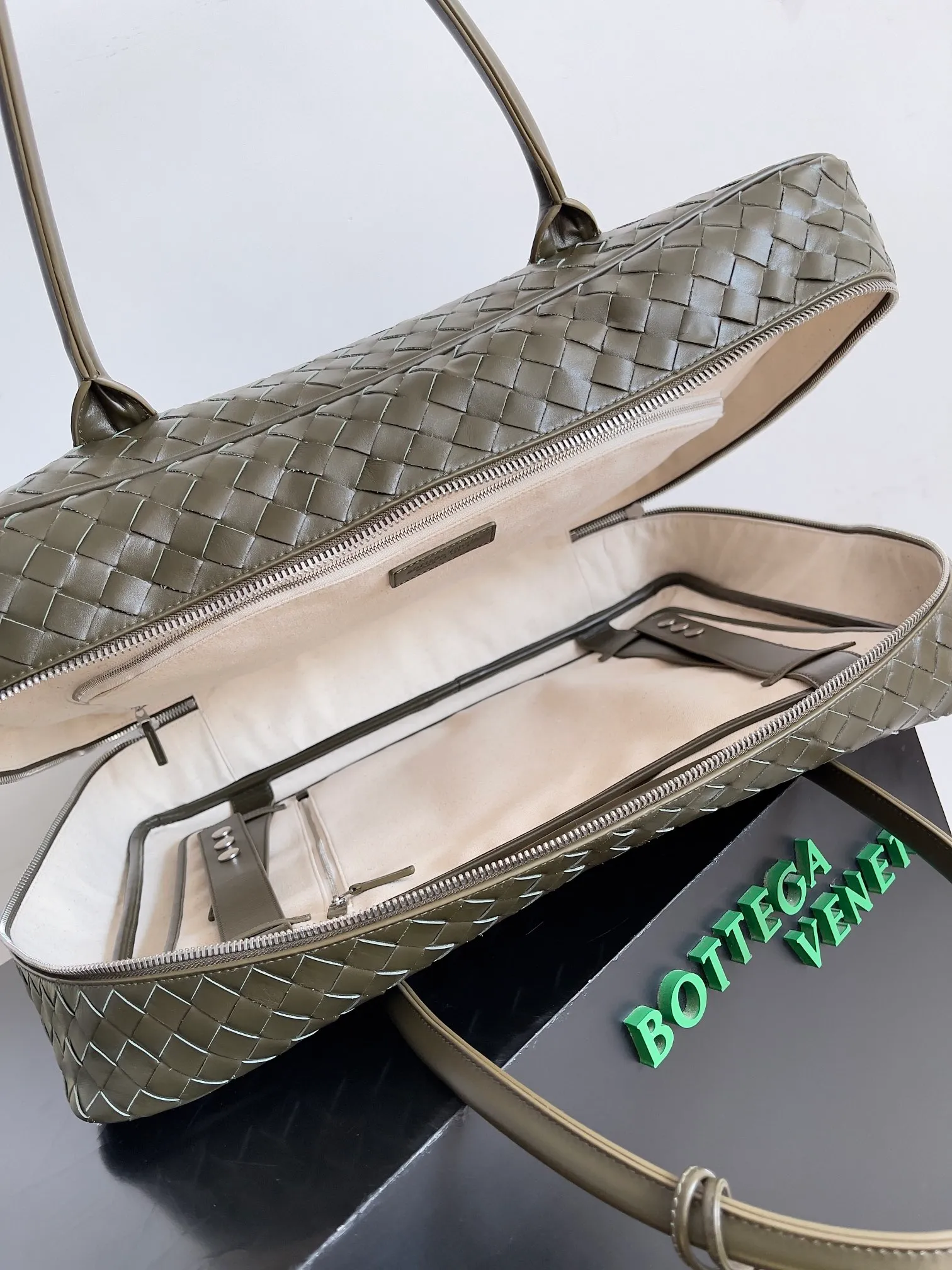 Batch 3960 Let's go on a trip✈️BOTTEGA VENETA men's travel bag is no heavier than a suitcase. The capacity and lightness of this travel bag are really suitable for short trips. The soft cow leather reduces the burden on the hands. The capacity is very nice. Style number: 765620 Size: 50*41*15cm